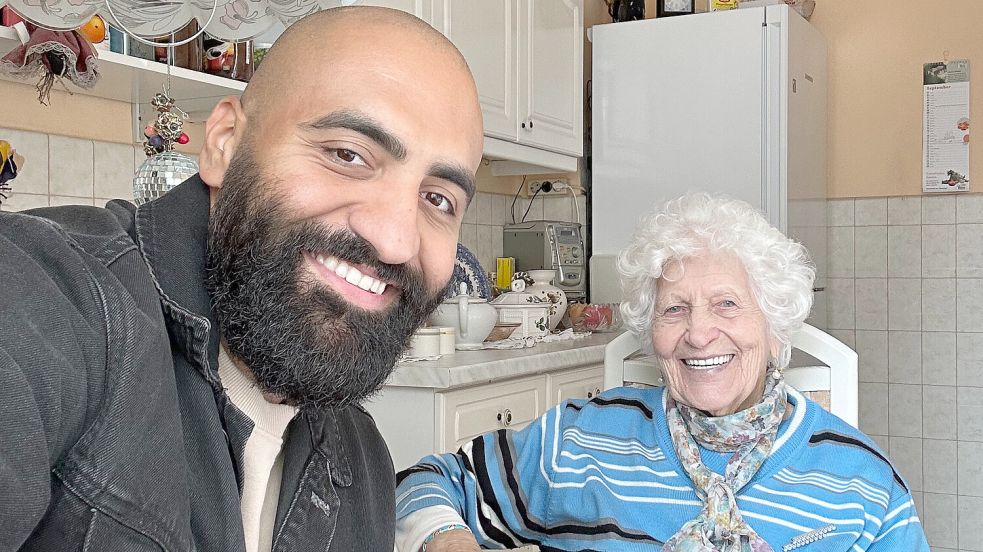 Hinter dem Account „pflege.smile“ steckt Rashid Hamid. Seine Videos mit Oma Lotti werden im Netz gefeiert. Foto: Rashid Hamid