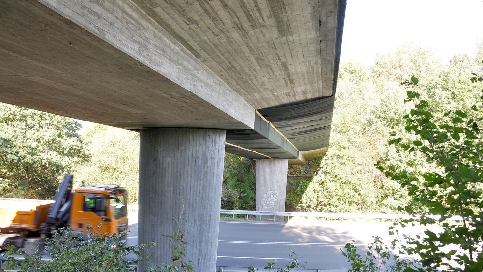 Auch die Brücke im Verlauf des Alten Wegs über den Stadtring soll untersucht werden. Foto: Wolters