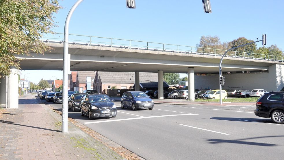 Die Brücke über die Heisfelder Straße wird auch untersucht. Foto: Wolters