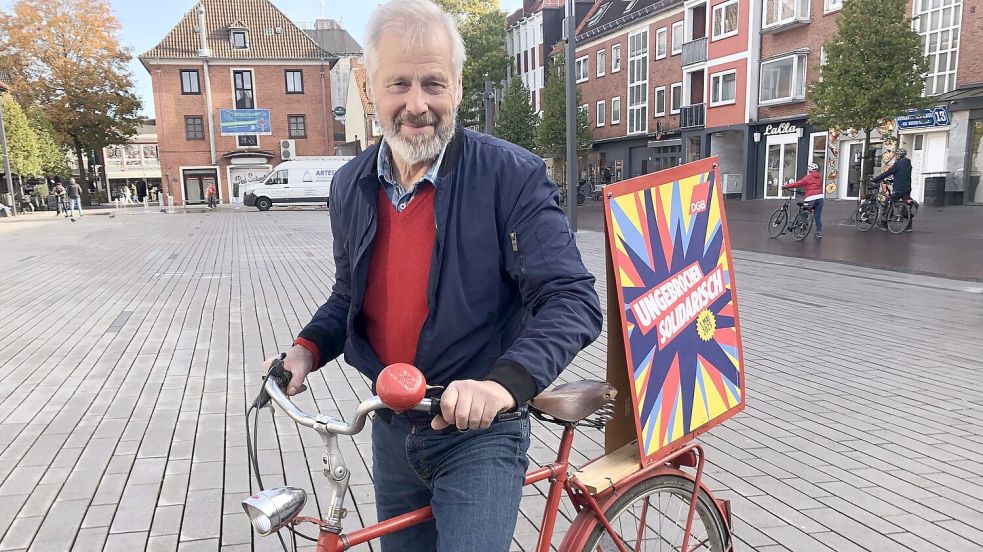 Ungebrochen solidarisch mit dem Ärmeren und Benachteiligten: Horst Götze zeigt manchmal auch an seinem roten Fahrrad, wofür er steht. Foto: H. Müller