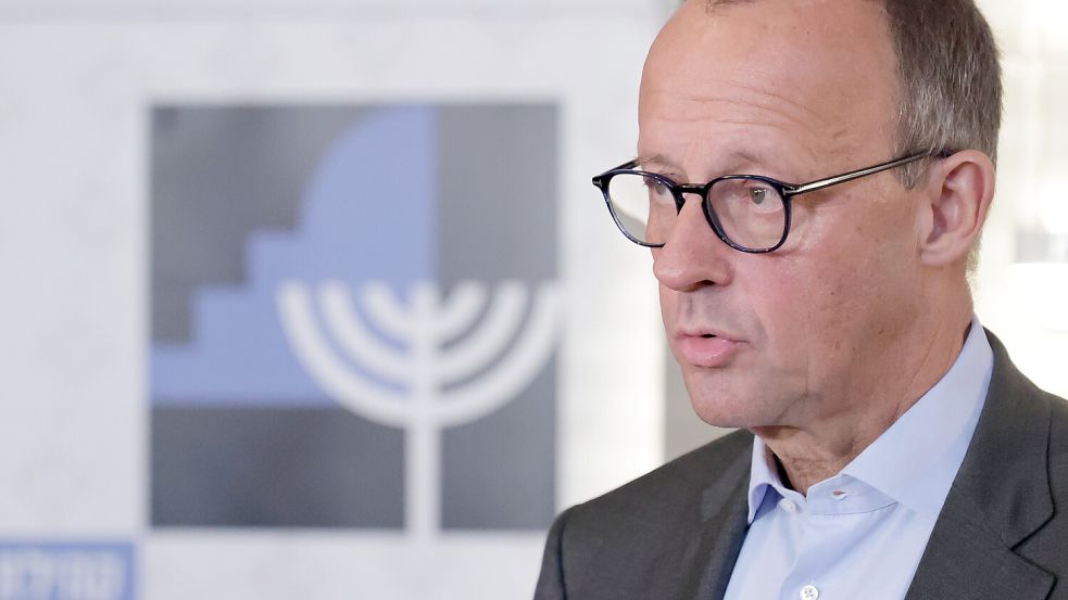 CDU-Vorsitzender Merz beim Besuch eines jüdischen Gymnasiums. Merz fordert, beim Einbürgerungstest auch auf ein „klares Bekenntnis“ zum Existenzrecht Israels zu beharren. Foto: dpa/Carsten Koall