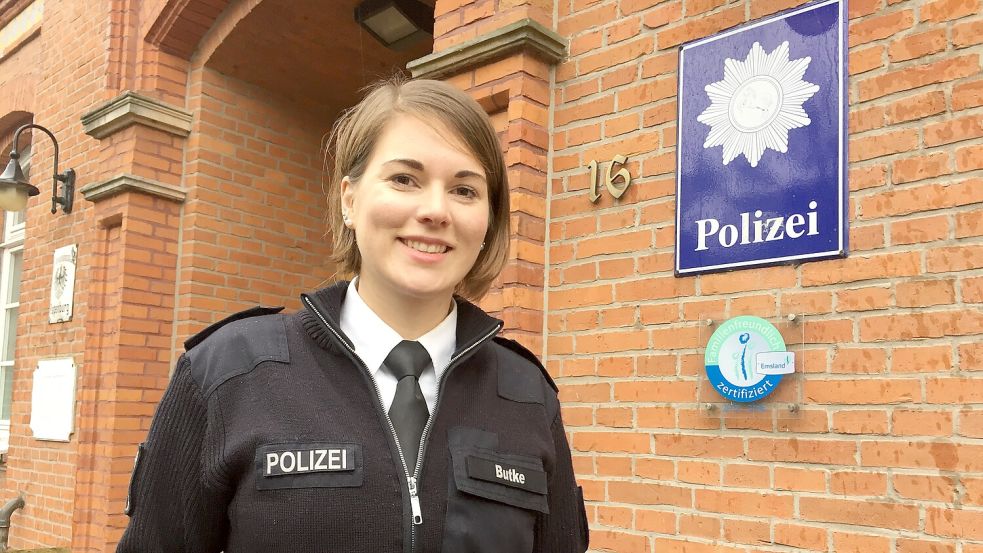 „Ich wollte immer Polizistin werden“, sagt die neue Leiterin des PK Papenburg, Sina Butke. Foto: Schade