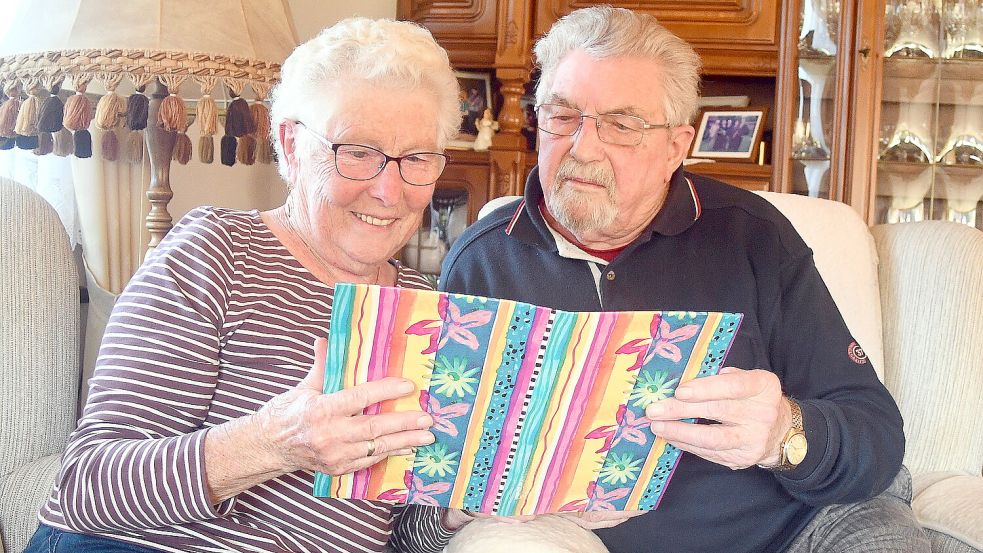 Johanne Neehus und Fokko Claver schwelgen in Erinnerungen. Zwölfmal werden sie noch gemeinsam auf der Bühne stehen – dann ist endgültig Schluss. Foto: Gerd-Arnold Ubben