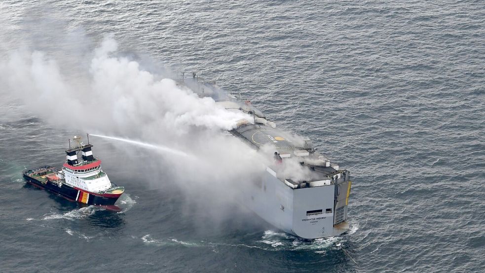Von Schiffen aus wurde die Außenhülle des brennenden Frachters „Fremantle Highway“ mit Löschmittel gekühlt. Foto: Küstenwache
