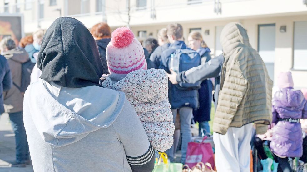 Geflüchtete aus der Ukraine stehen vor den Gebäuden einer Flüchtlingsunterkunft. Auch in Emden werden wieder mehr Geflüchtete aufgenommen. Symbolfoto: Henning Kaiser/dpa