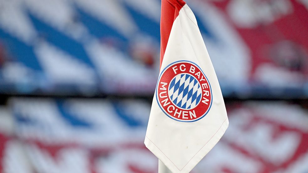 Das Vereinswappen des FC Bayern München ist auf einer Eckfahne zu sehen. Foto: dpa/Sven Hoppe