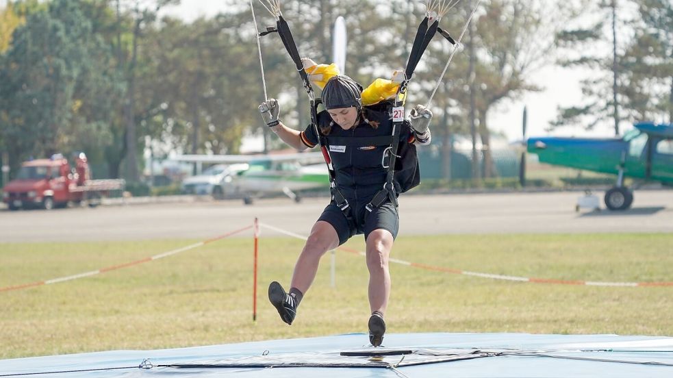 Mit einem Dorn am Schuh gilt es die kleine Zielmarkierung punktgenau zu treffen. Foto: Skydive Pullout Ravenna