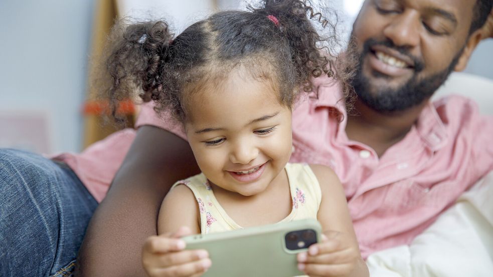 Smartphones sind für Kinder faszinierend, Kinderärzte warnen allerdings vor übermäßigem Medienkonsum. Foto: imago images/Westend61