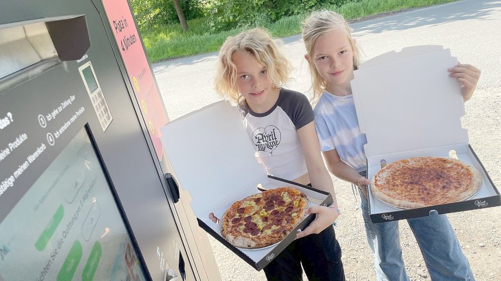 Ida und Mia Hellmers haben an Pfingsten den damals neuen Pizza-Automaten in Marienheil in der Gemeinde Rhauderfehn ausprobiert. Foto: Hellmers