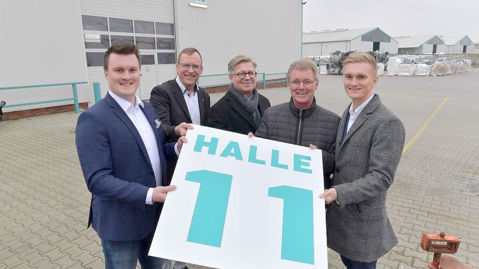 Stolz hat das Team von B-Plast 2000 vor vier Jahren den Bau der elften Halle auf dem Gelände am Tjüchkampweg gefeiert. Architekt Norbert Klaassen (Mitte) sowie die B-Plast-2000-Vertreter Arne Bohlen (von links), Thomas Janssen, Theo und Stefan Bohlen präsentierten stolz das Schild für das Gebäude. Bild: Archiv/Ortgies