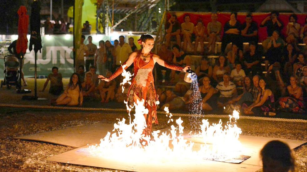 Bei der Show der Feuerkünstlerin Jay Toor der „Fire Fingers“ wird es heiß. Foto: Archiv/Fire Fingers