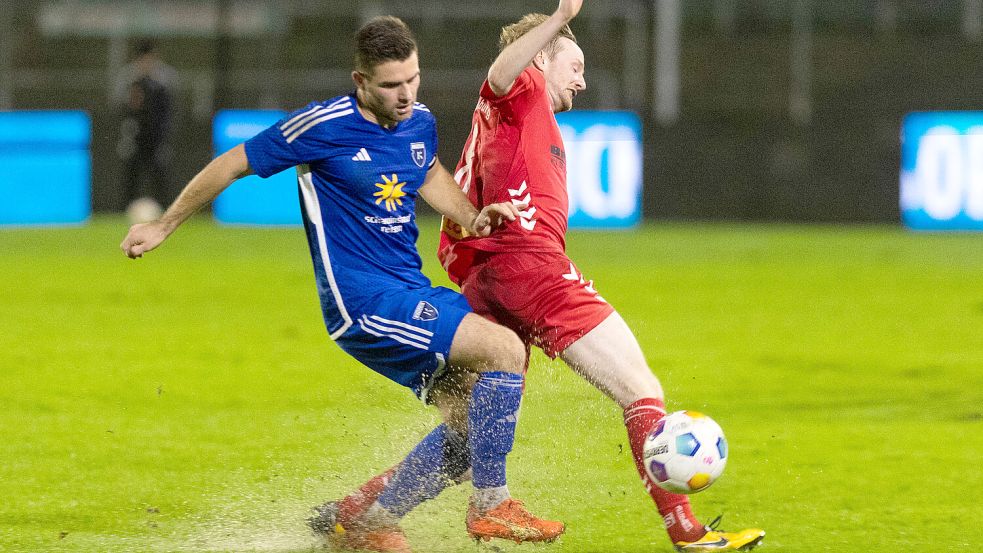 Nach dem Spiel gegen Oldenburg war der Platz im Ostfrieslandstadion mächtig aufgewühlt. Hier ein Duell zwischen Tido Steffens (links) und Matthias Goosmann. Foto: Doden/Emden