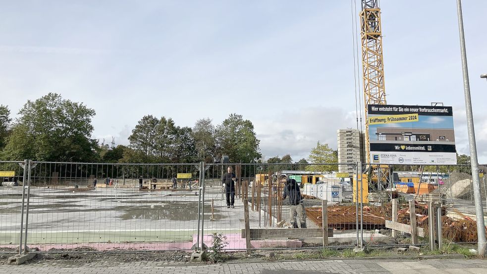 Wieder im Zeitplan: der Bau des Edeka-Marktes am Wykhoffweg. Dort ist die Bodenplatte gegossen, es wird gemauert. Foto: Schuurman