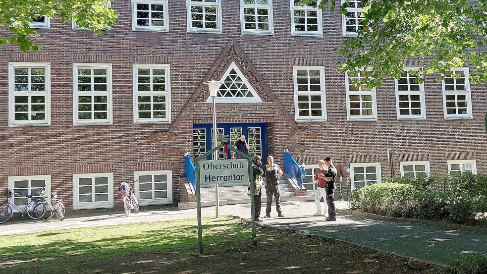 Am Donnerstagmittag waren viele Einsatzkräfte an der Oberschule Herrentor in Emden. Ein Junge war bei einer Rangelei von einem Mitschüler mit einem Messer verletzt worden. Foto: Hanssen