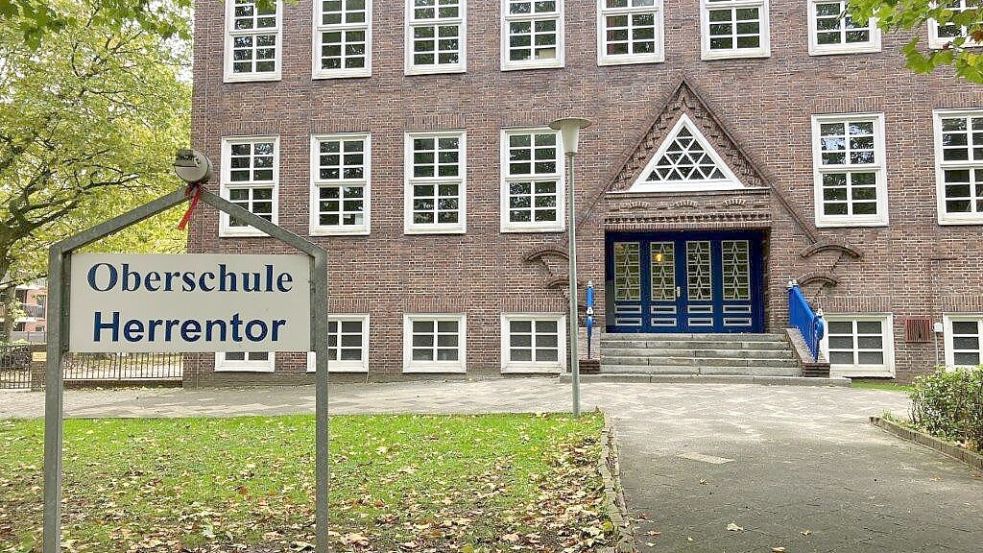 18 Polizisten durchsuchten am Dienstagvormittag das Gebäude der Oberschule Herrentor in Emden. Foto: Schuurman