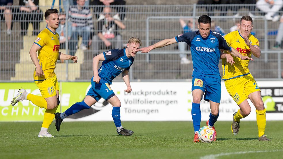 Rico Cordes (am Ball) spielt jetzt wieder in der Niederlande. Foto: Doden, Emden