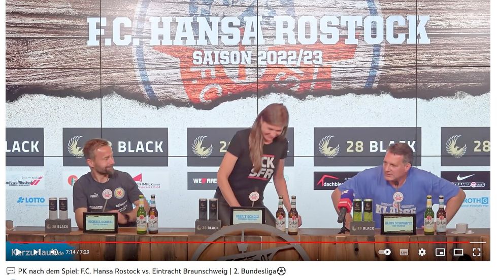Sprecherin Marit Scholz moderierte eine Pressekonferenz in einem T-Shirt mit der Aufschrift „FCK SFR“. Ein Journalist fühlte sich dadurch beleidigt. Foto: Youtube