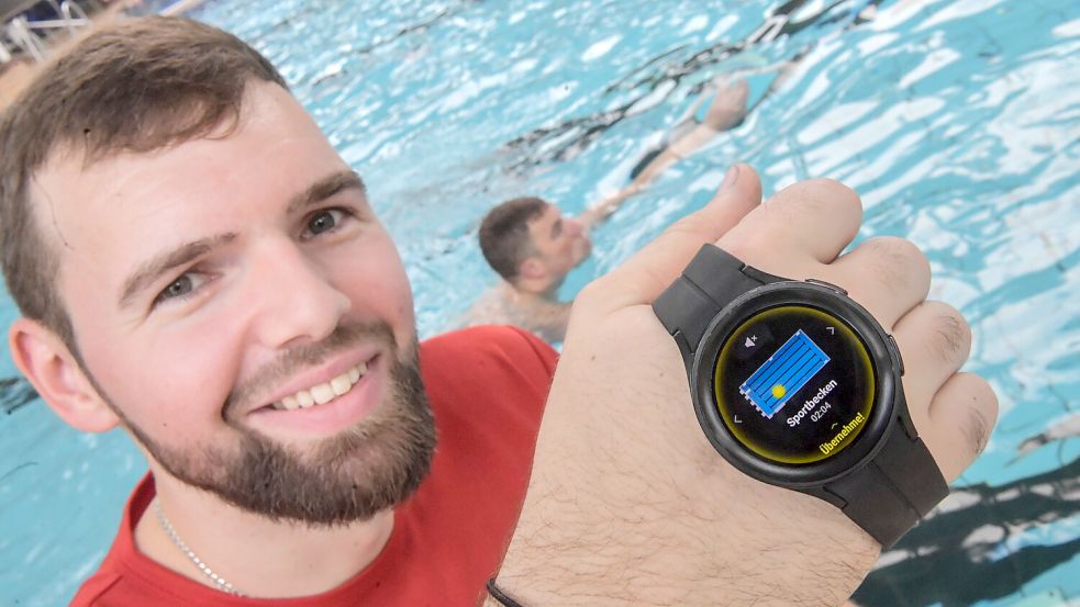 In der Emder Friesentherme ist jetzt ein Ertrinkungserkennungssystem scharf gestellt. Smarte Kameras erkennen, wenn jemand ertrinken könnte und warnen die Badeaufsichten auf ihren Smartwatches. Hier zeigt Lars Ostendorp seine Smartwatch. Foto: Ortgies