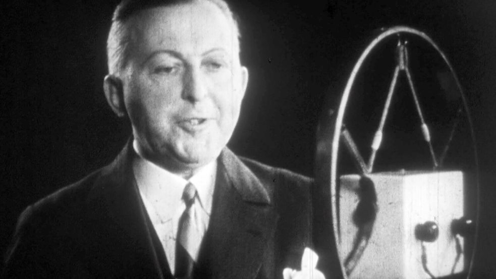 So sah Radio machen vor 100 Jahren aus. Szene aus dem Film „Radio aktiv – 100 Jahre Rundfunk“ (ARD Mediathek). Foto: SWR Presse/Bildkommunikation