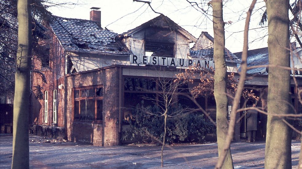 In der letzten Nacht des Jahres 1972 brannte die Gaststätte beim Waldzoopark Onkel Heini in Logabirum. Praktisch in letzter Sekunde konnten alle Bewohner gerettet werden. Foto: Stadtarchiv