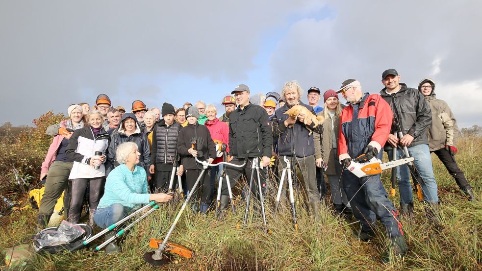 Gestellte Gruppenbilder finden sich sonst selten in dieser Zeitung, weil aber so unglaublich viele Unterstützer zum Helfen auf die Moorfläche am Ottermeer kamen, macht die Redaktion eine Ausnahme. Foto: Böning