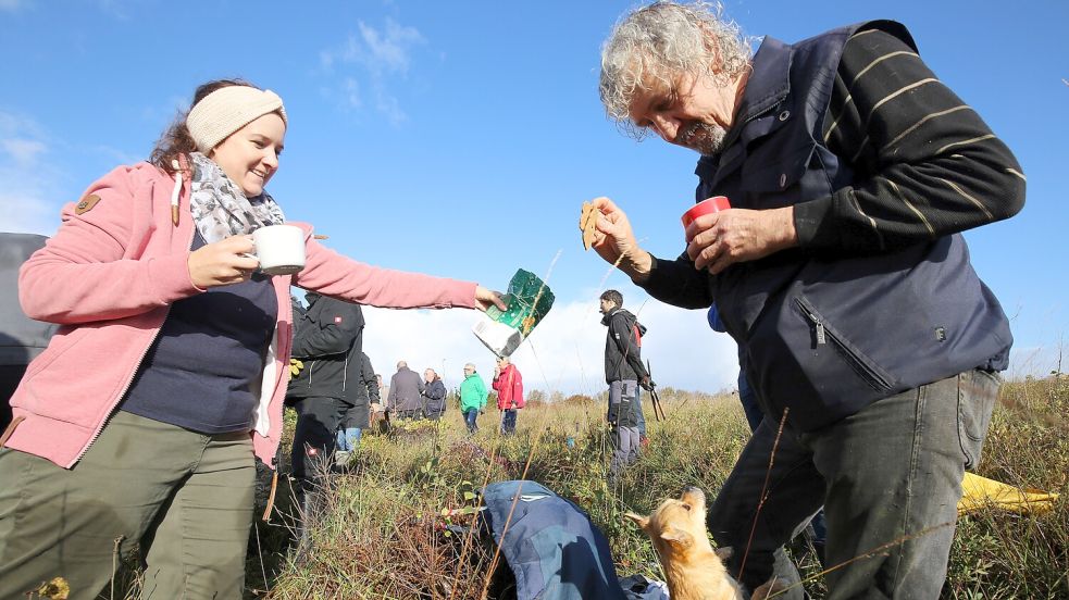 Die Spekulatius in der Pause interessierten besonders den vierbeinigen Helfer. Foto: Böning