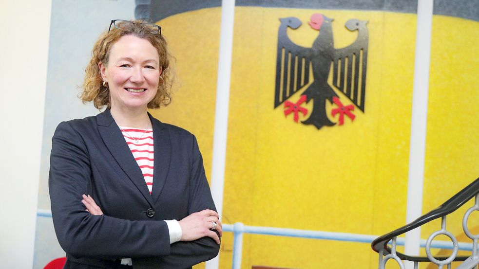 Im Auftrag des Adlers: Ruth Mülder-Springer im Treppenhaus des Hauptsitzes der BAV am Auricher Schlossplatz.Foto: Romuald Banik