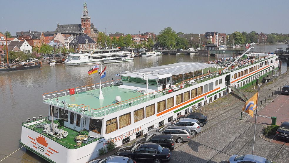 Die Flusskreuzfahrtschiffe liegen in Leer auf der Nesseseite gegenüber dem Museumshafen. Foto: Wolters