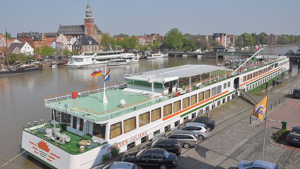 Die Flusskreuzfahrtschiffe liegen in Leer auf der Nesseseite gegenüber dem Museumshafen. Foto: Wolters