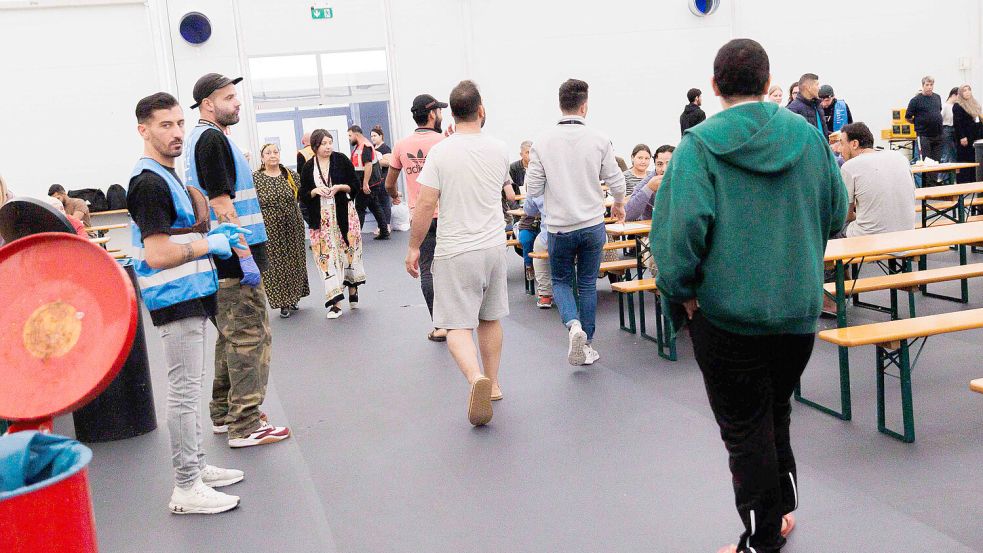 Mit der „SocialCard“ können Asylbewerber bargeldlos im Einzelhandel einkaufen oder etwas im Internet bestellen. Foto: Carsten Koall / dpa