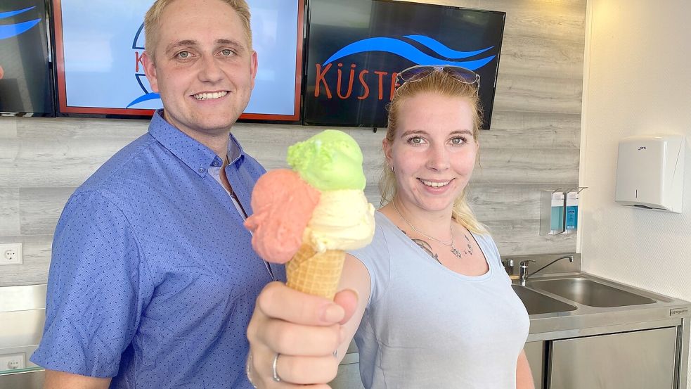Timo Kruse und Ilka Meyer haben im Sommer 2022 in Moordorf eine Eisfabrik eröffnet. Foto: Holger Janssen
