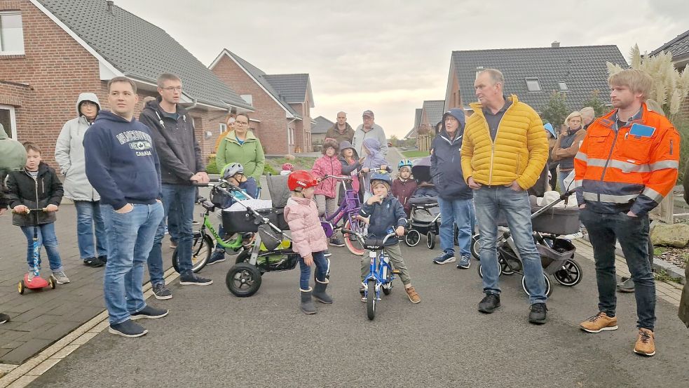 Junge Familien aus dem Meedeweg machten bei einem Termin vor Ort gegenüber den Mitgliedern des Bauausschusses ihrem Ärger über die Raserei in der Siedlung Luft. Foto: Gettkowski