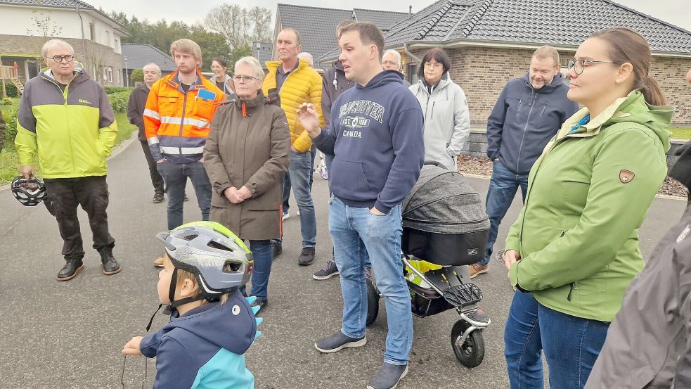 Anwohner des Meedenwegs führten den Mitgliedern des Bauauschusses der Stadt Weener bei einem Ortstermin die Probleme vor Augen. Foto: Gettkowski