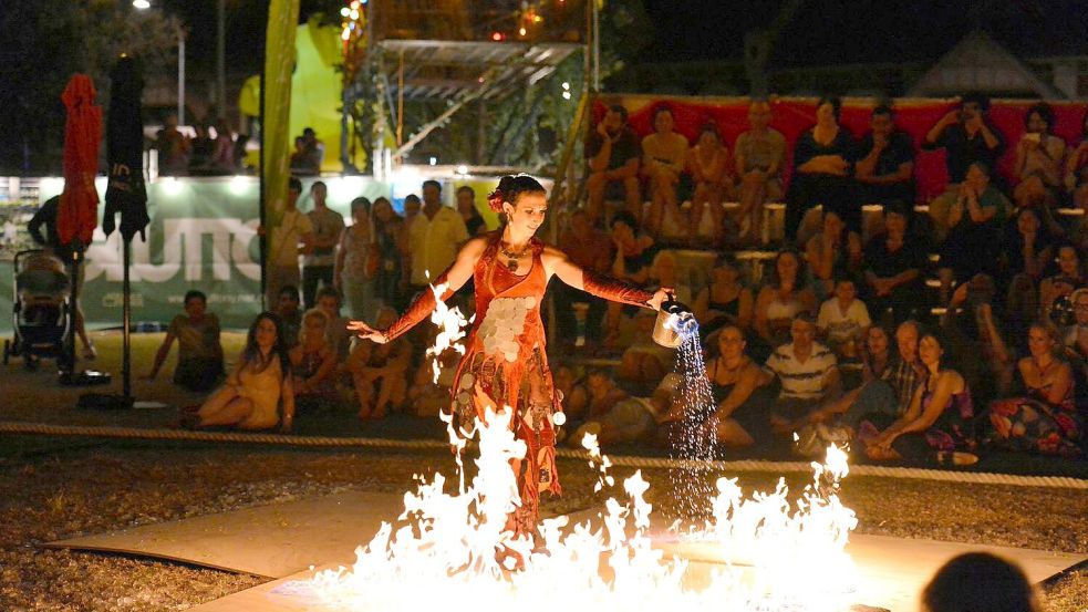 Bei der Show der Feuerkünstlerin Jay Toor der „Fire Fingers“ wird es heiß. Sie gehört in diesem Jahr zu den Höhepunkten bei Halloween in Esens. Foto: Fire Fingers