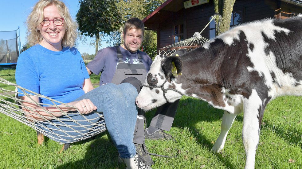 Carina und Daniel Kleemann im Garten: Entspannen auf der Hängematte ist noch ungewohnt – mit tierischer Unterstützung geht es besser. Foto: Ortgies