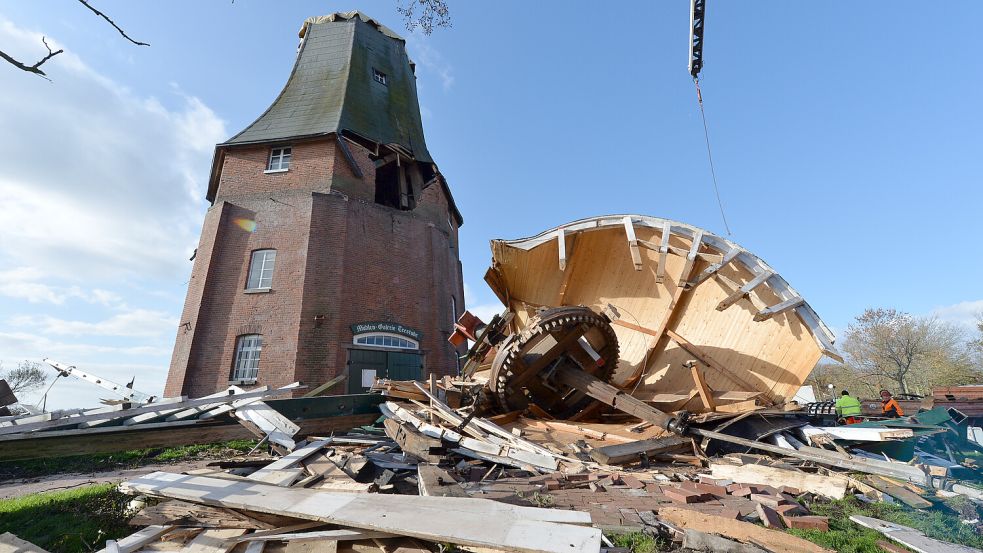 Die Überreste des Turmaufbaus der Grünen Mühle liegen am Ortseingang von Greetsiel neben und auf der Zufahrtstraße. Die Mühle war während des Orkans „Christian“ schwer beschädigt worden. Foto: Carmen Jaspersen/dpa