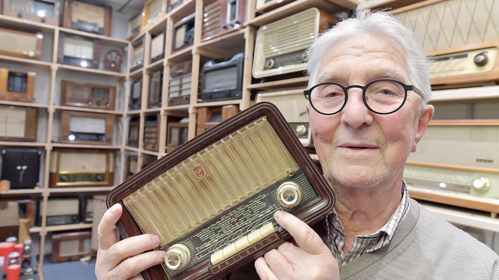 Faszination Radio: Der 81 Jahre alte Rudi Evers hat in seinem Papenburger Museum Rundfunkgeräte, die älter sind als er. Foto: Ortgies