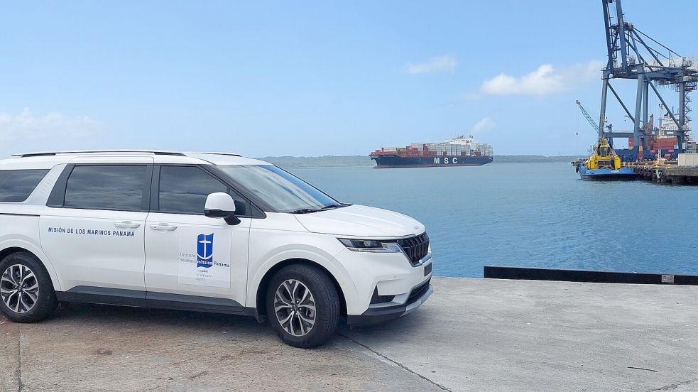 Das Auto der Deutschen Seemannsmission steht am Atlantik.