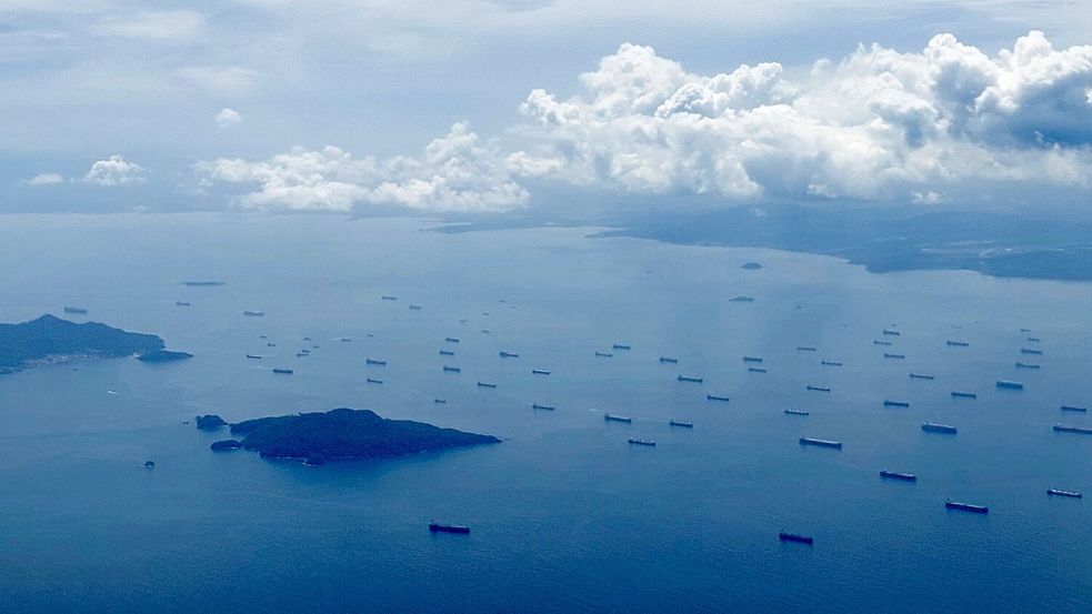 Der Panamakanal wird täglich von zahlreichen Schiffen durchfahren.
