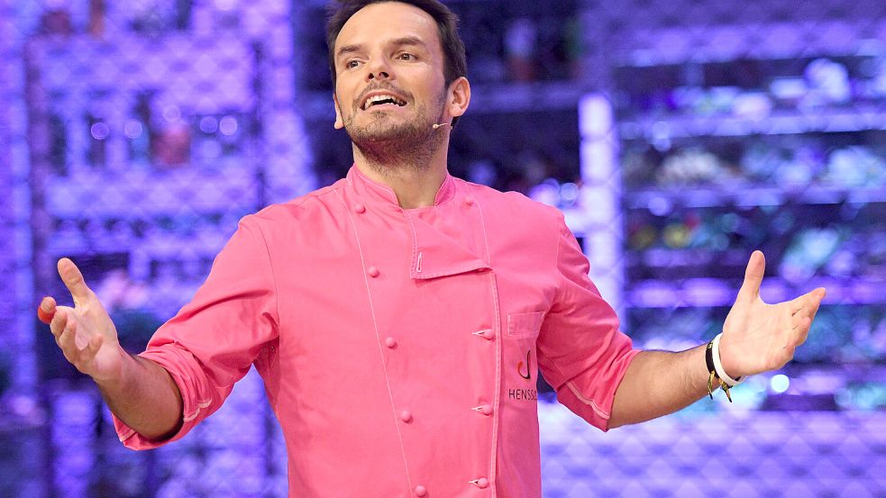 TV-Koch Steffen Henssler begrüßte am Sonntagabend unter anderem Schauspielerin Luna Schweiger in seiner Sendung „Grill den Henssler“. Foto: dpa/Henning Kaiser