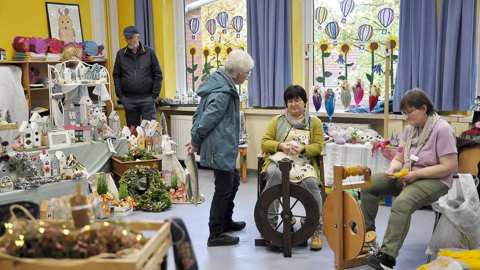 Bei der Ausstellung können die Besucher traditionelle Handwerkstechniken wie hier das Spinnen von Wolle erleben. Foto: Wolters