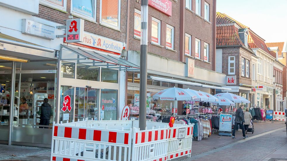 Eine Leuchte steht vor der Tür der Hubertus-Apotheke – bislang noch eingezäunt. Belegschaft und Kunden sind wenig begeistert. Foto: Romuald Banik