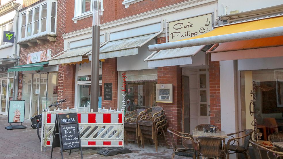 Beim Café Philipp standen an dieser Stelle sonst zwei Schirme und Tische. Nun nimmt die Leuchte diesen Platz ein. Foto: Romuald Banik
