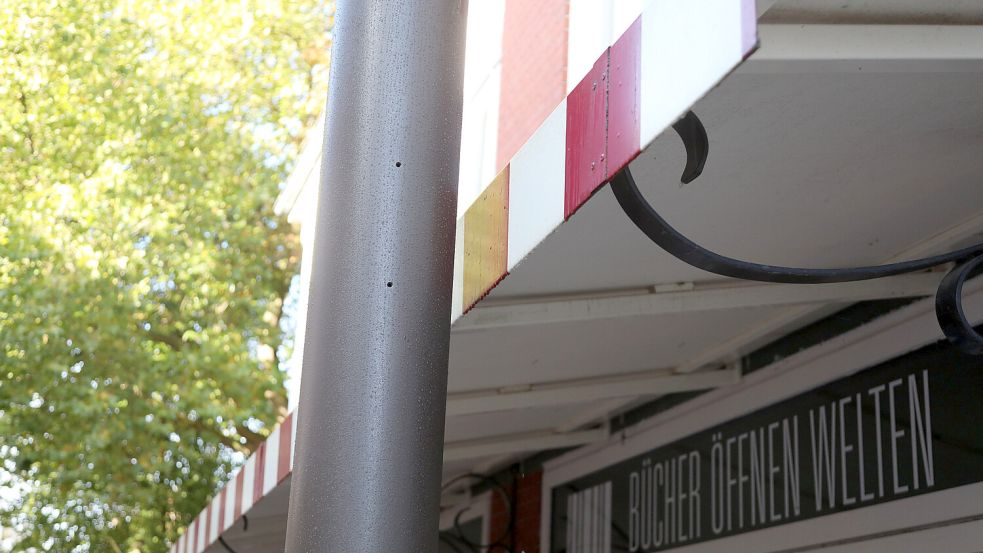 Knapp: Bei der Buchhandlung am Wall kommen die feste Markise und die Stelle fast in Kontakt. Foto: Romuald Banik