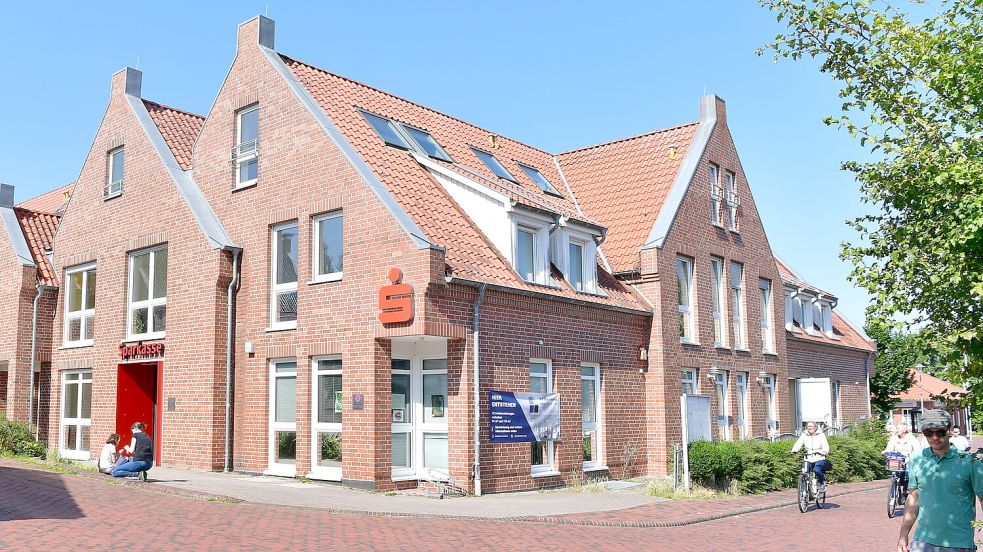 Das ehemalige Seniorenhuus befindet sich im Ortskern von Greetsiel. Hier könnten Ferienwohnungen entstehen. Foto: Wagenaar/Archiv