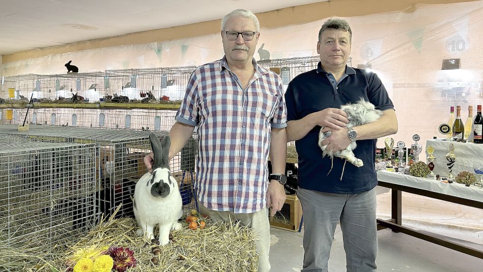 Göke Harken (links) und Jürgen Stomberg züchten Kaninchen. Foto: Weiden