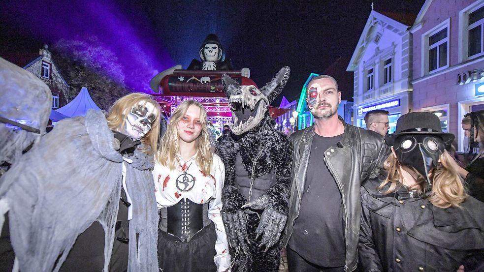 Nicole Wiltfang (von links), OZ-Praktikantin Sinje Rödiger, Tyler, Sascha und Sebastian Wiltfang sind bekennende Halloween-Fans. In diesem Jahr haben sie die Halloween-Feier in Esens besucht. Foto: Ortgies