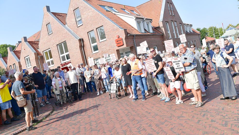 Im September haben in Greetsiel an die 300 Menschen gegen die Pläne demonstriert. Foto: Archiv/Wagenaar