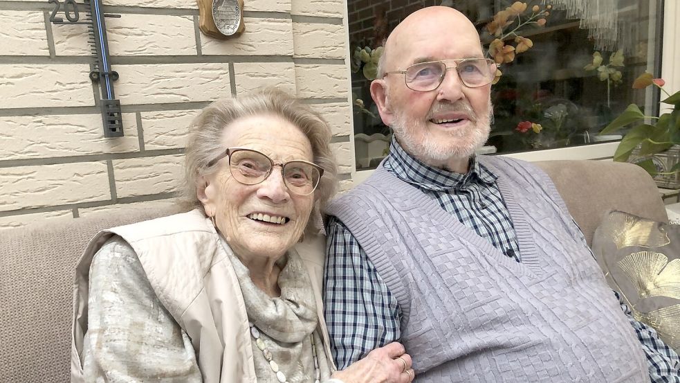 An ihrem Lieblingsplatz im Wintergarten ihres Reihenhauses sitzen Elfriede und Peter Fokken immer zusammen. Foto: H. Müller