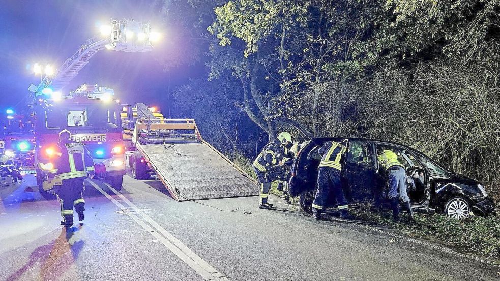 Die Feuerwehr befreite den Mann aus dem Auto und half bei der Bergung des Wagens an der Auricher Straße. Foto: Martens